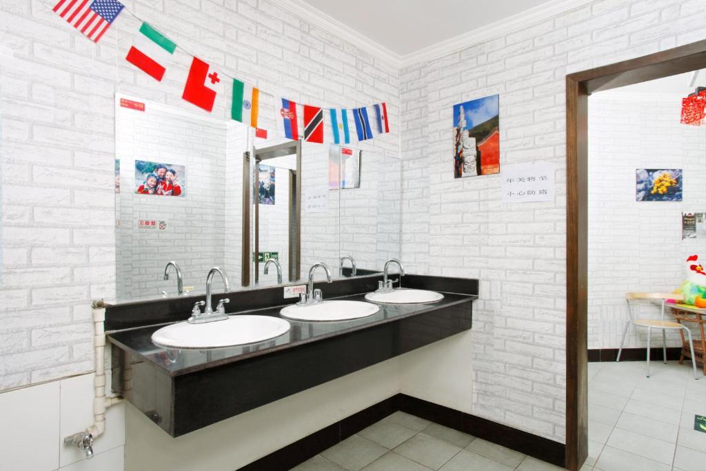 Discovery Youth Hostel Beijing Bagian luar foto